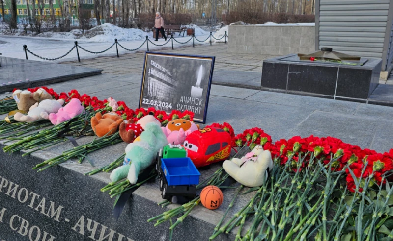 Депутаты Ачинска возложили цветы в память о жертвах теракта в «Крокус Сити Холле»