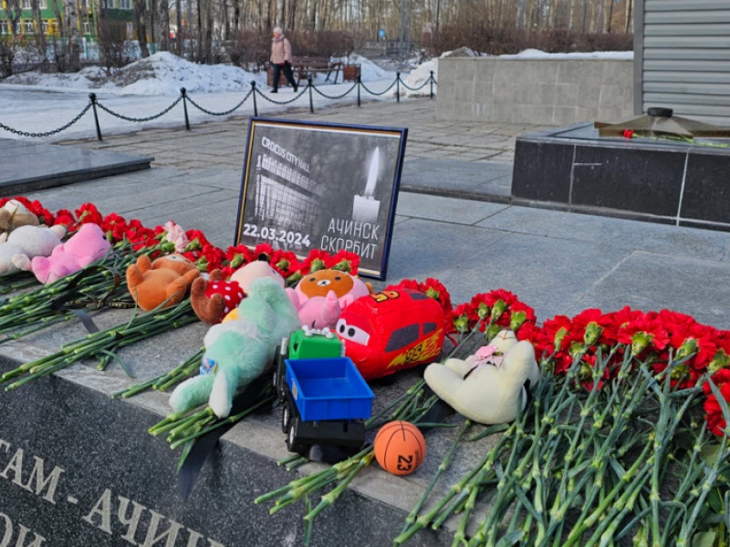 Депутаты Ачинска возложили цветы в память о жертвах теракта в «Крокус Сити Холле»