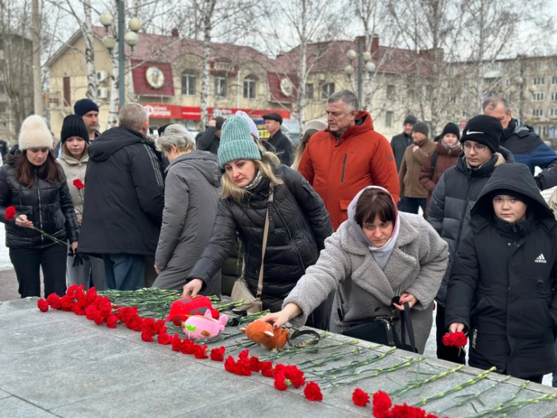 Депутаты Ачинска возложили цветы в память о жертвах теракта в «Крокус Сити Холле»