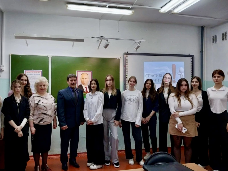 О местном самоуправлении и гражданской активности: депутаты Ачинска беседуют с молодёжью на тему основ государственности