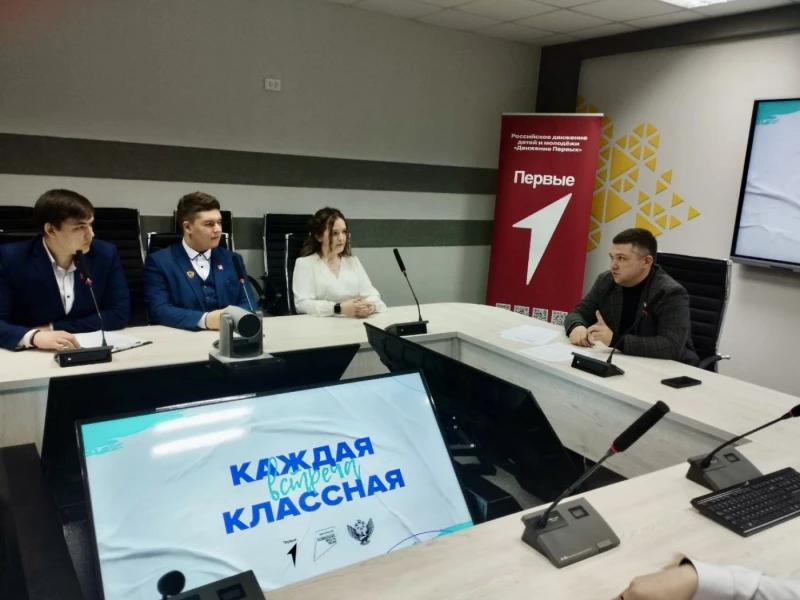 О местном самоуправлении и гражданской активности: депутаты Ачинска беседуют с молодёжью на тему основ государственности