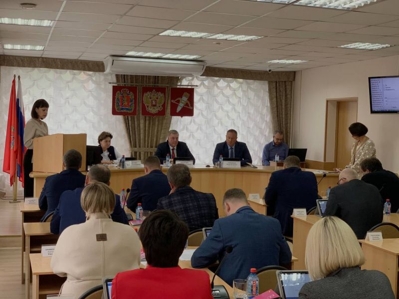Парламентарии утвердили восемь вопросов повестки очередной 49-й сессии Ачинского городского Совета депутатов шестого созыва.