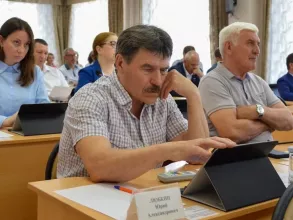 Учреждение и вручение наград: парламент Ачинска перед выходом на летние каникулы провёл два заседания – профильной комиссии и сессии