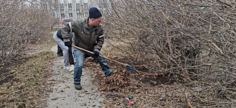 Совет депутатов не стал дожидаться официально назначенной даты субботника и вчера вышел на уборку
